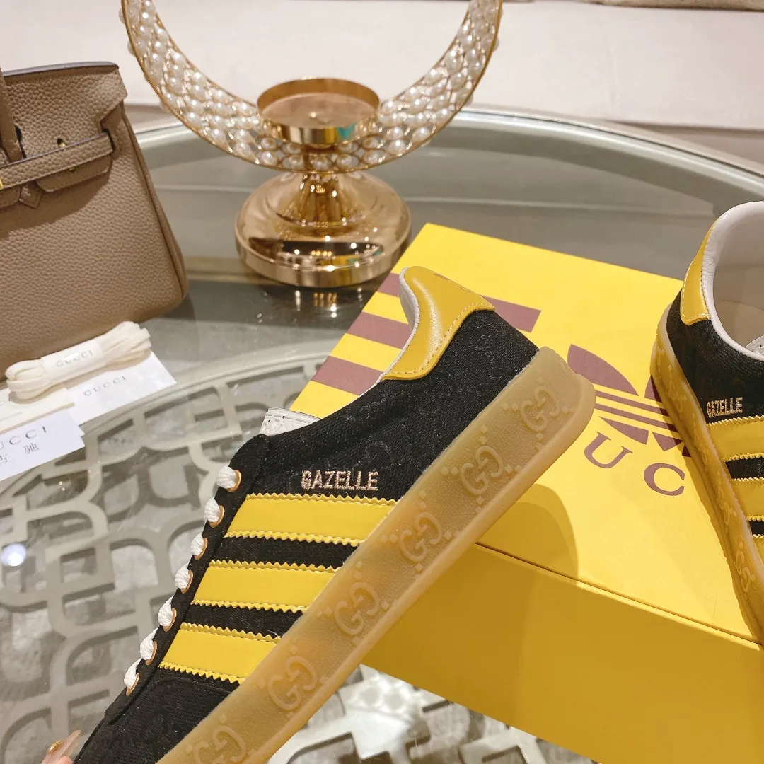 👟👟Ex-factory price 520👟👟Gucci&adidas joint limited edition couple's sneakers. A super nice joint casual sneaker with rich and bold colors! It showed everyone a completely different charm from the past! Combining retro style and youthful sports style to create a new aesthetic! Vitality yet stylish at the same time! ! Upper - made of cowhide, cowhide, cloth. Lining - sheepskin lining for foot pads. Sole - original open-molded beef tendon non-slip and wear-resistant outsole. Size: 35-47 (couple style)